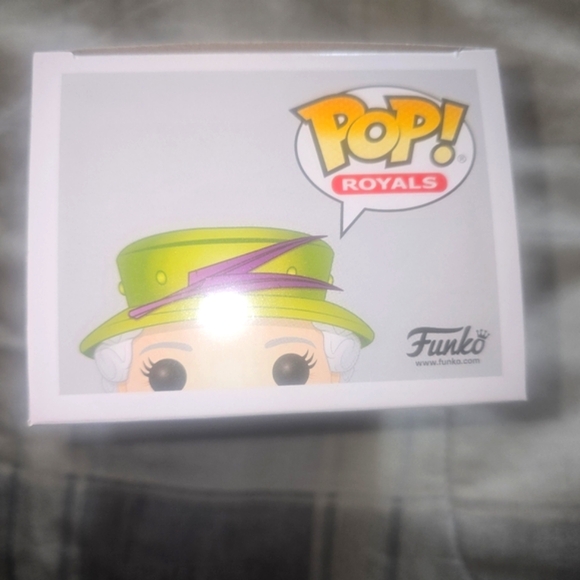 Funko Pop! Royals 01 - Queen Elizabeth II in Green Dress Vinyl Figure - Picture 4 of 4